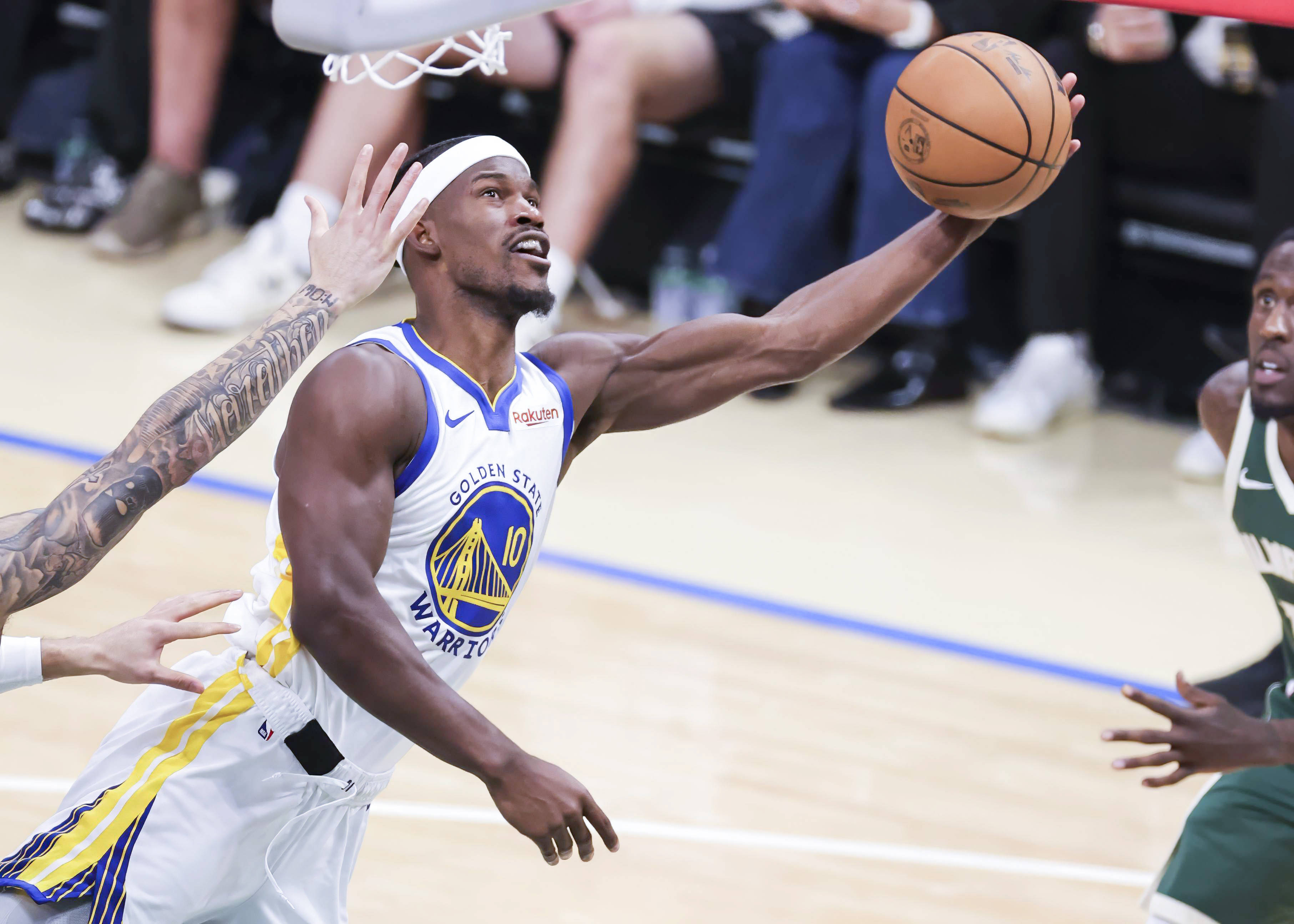 雄鹿绝杀猛龙，詹姆斯高光表现